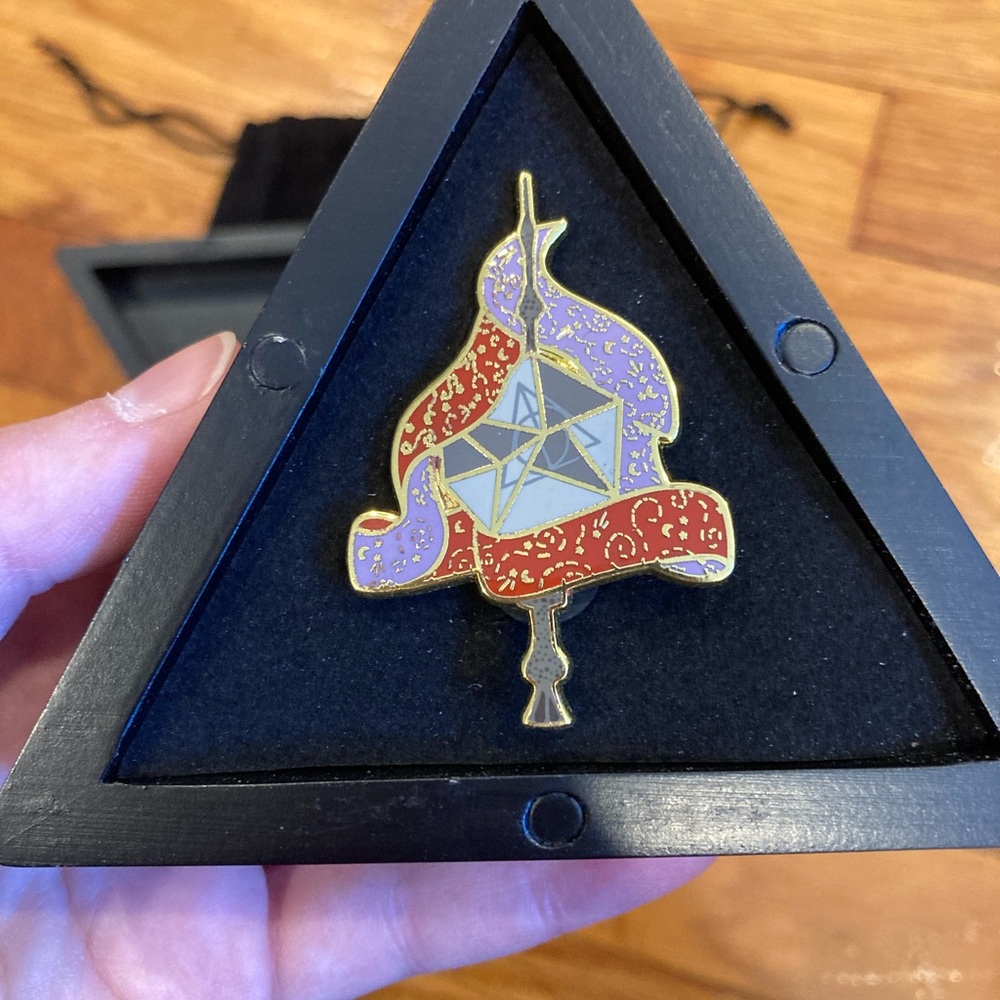 Harry Potter Deathly Hallows Magnetic Trinket Box and Pin - Picture 3 of 9